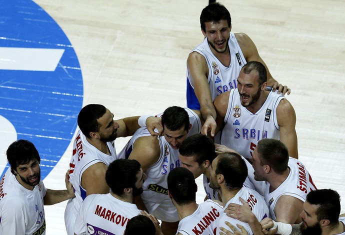 brasil x servia basquete (Foto: EFE)