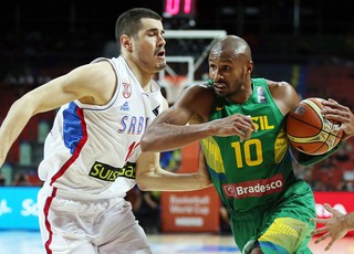 Brasil x Sérvia - Leandrinho disputa jogada (Foto: Gaspar Nóbraga/Inovafoto/Bradesco)