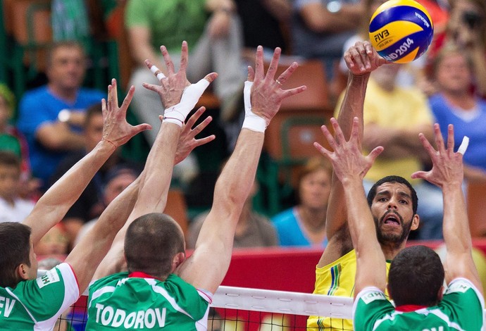 wallace brasil x bulgaria volei mundial   (Foto: EFE)