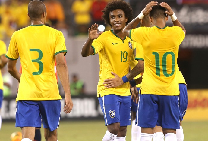 Willian comemora gol do Brasil contra o Equador (Foto: Bruno Domingos / Mowa press)