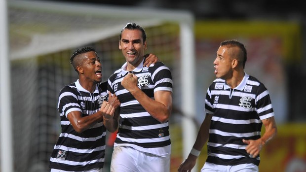 Santa Cruz x Portuguesa gol Léo Gamalho (Foto: Aldo Carneiro/Pernambuco Press)