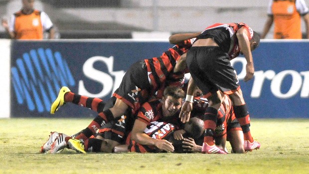 Comemoração do Atlético-GO contra a ponte preta (Foto: Rodrigo Villalba / Futura Press)