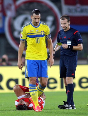 Ibrahimovic comete falta (Foto: AFP)