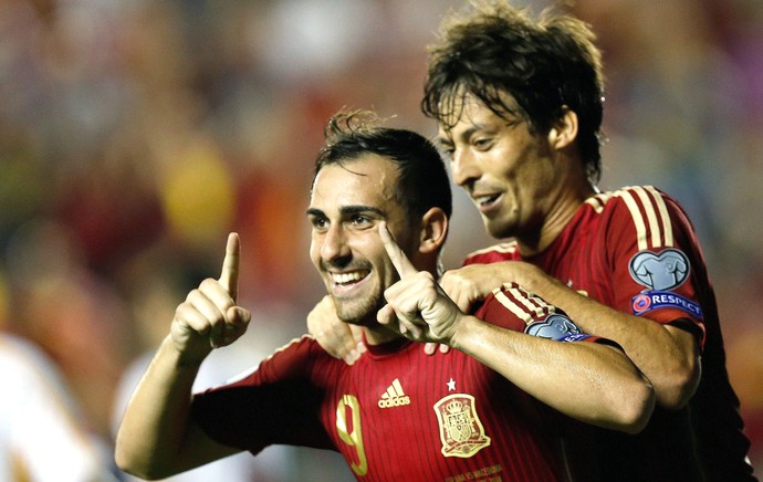 Alcacer e David Silva comemora gol da Espanha contra a Macedônia  (Foto: Agência EFE)