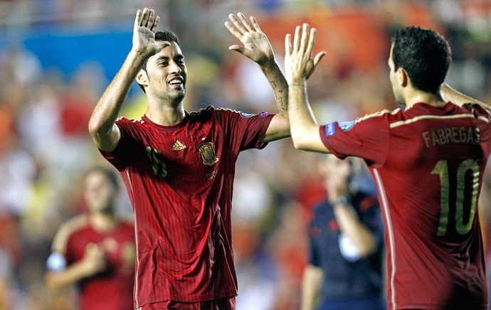 Busquets comemora gol da Espanha com Fábregas (Foto: AP)