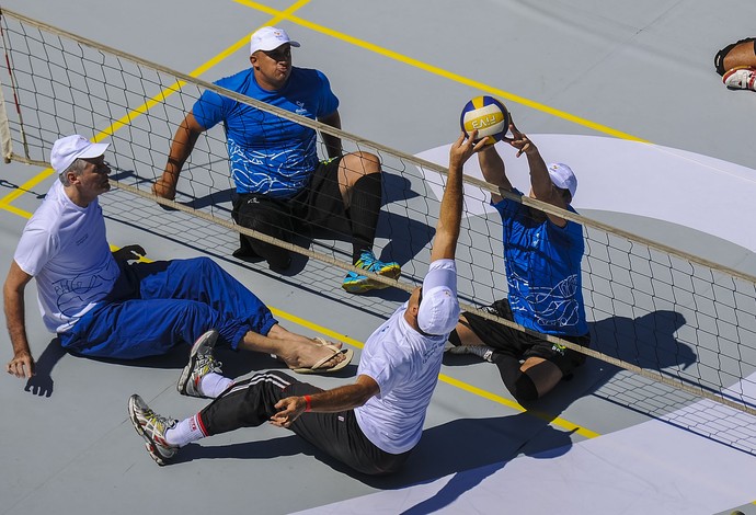 Desafio entre seleção brasileira de voleibol sentado e a Geração de Prata (Foto: Rio 2016/Alex Ferro)