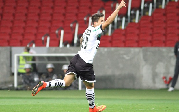 Everaldo comemora gol do Figueirense contra o Internacional (Foto: Luciano Leon / Agência estado)