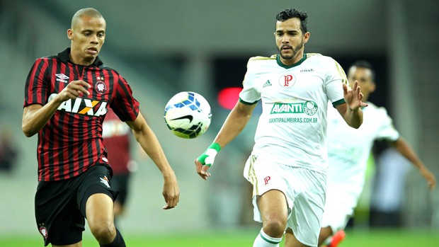 Cleberson e Henrique, Atlético-pr X Palmeiras (Foto: Getty Images)