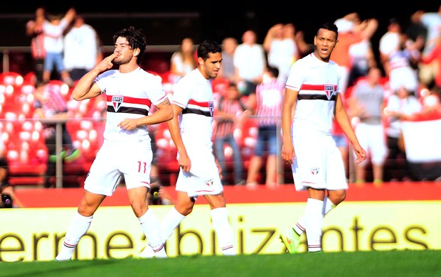 Alexandre pato comemora gol do São Paulo contra o Sport (Foto: Marcos Ribolli)