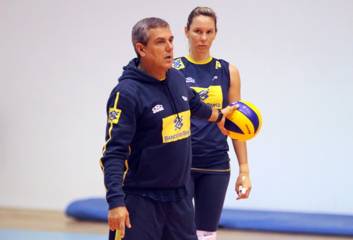 Treino vôlei feminino brasil - Zé Roberto e Fabíola (Foto: Divulgação / CBV)