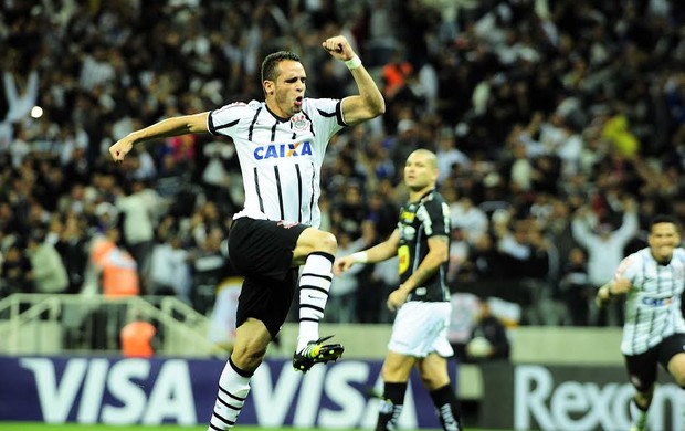 renato augusto corinthians gol (Foto: Marcos Ribolli)