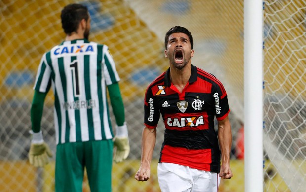 Eduardo da Silva gol Flamengo x Coritiba (Foto: Guito Moreto / O Globo)