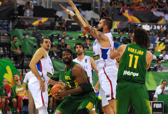 Nenê e  Raduljica Brasil x Sérvia Mundial de basquete (Foto: AFP)