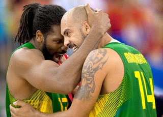 Nene e Marquinhos, Brasil X Servia - Basquete (Foto: Agência AP)