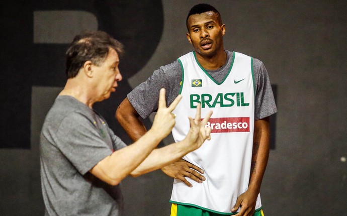 Leandrinho e Magnano treino Basquete Brasil (Foto: Gaspar Nobrega / Inovafoto)