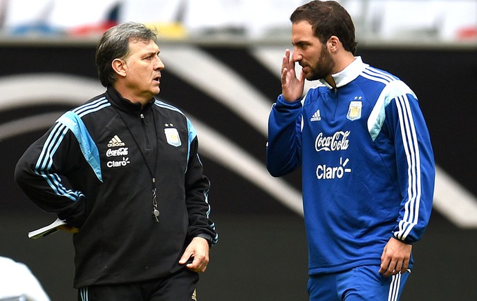 Tata Martino e Higuain, treino Argentina (Foto: Agência AFP)