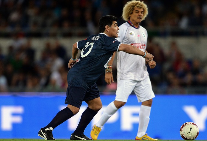 Maradona e Valderrama em jogo festivo (Foto: AFP)