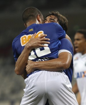 Marcelo Moreno e Mayke comemoram gol (Foto: Gualter Naves/Light Press)