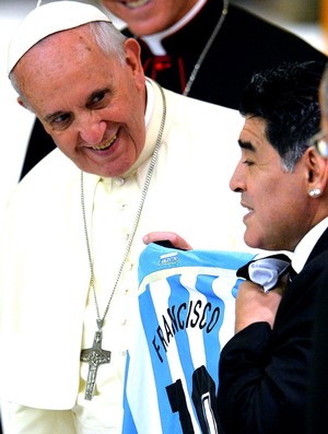 Maradona entrega camisa da Argentina ao Papa Francisco (Foto: AFP)