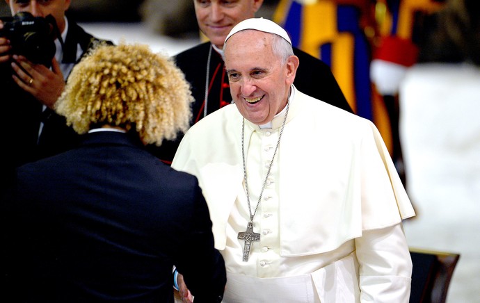 Papa e Valderrama encontro de jogadores no Vaticano (Foto: AFP)