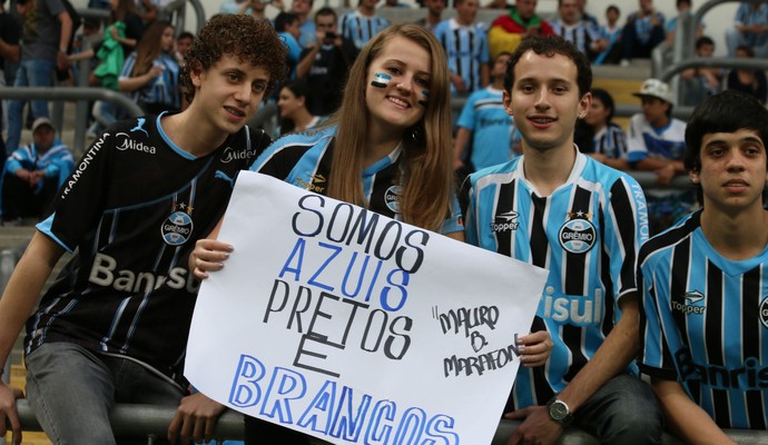 Torcedores participam de ação contra o racismo na Arena (Foto: Diego Guichard)