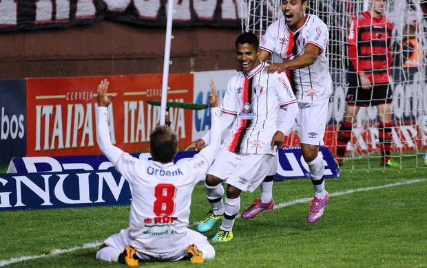 Fabinho comemora gol do Joinville com Everton e Edigar Junio (Foto: José Carlos Fornér/JEC)