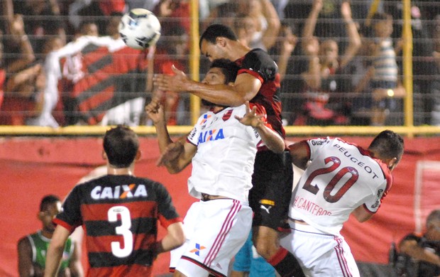 wallace vitoria x flamengo (Foto: Romildo Jesus/Futura Press)