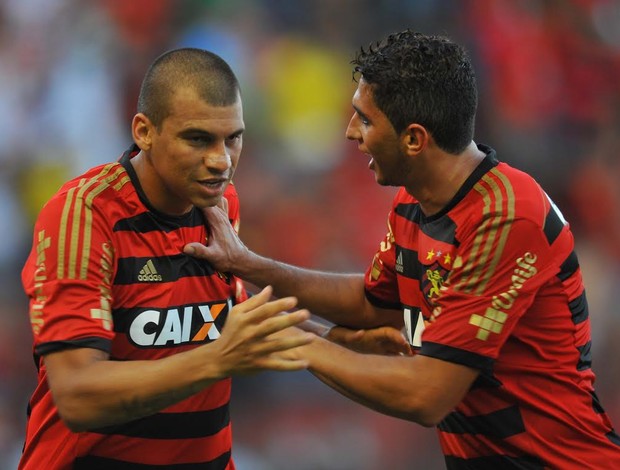 Neto Baiano e Danilo comemoram gol na Ilha do Retiro contra o Criciúma (Foto: Aldo Carneiro (GloboEsporte.com/Pernambuco Press))