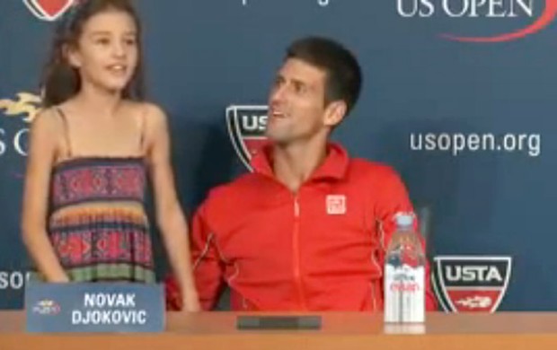 FRAME Djokovic com menina cantora durante coletiva (Foto: Reprodução)