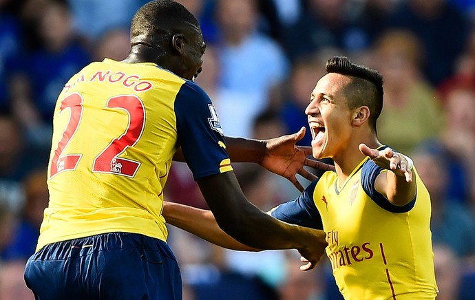 Alexis Sanchez comemoração jogo Arsenal e Leicester City (Foto: Reuters)