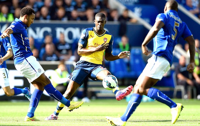 Yaya Sanogo jogo Arsenal e Leicester City (Foto: Reuters)