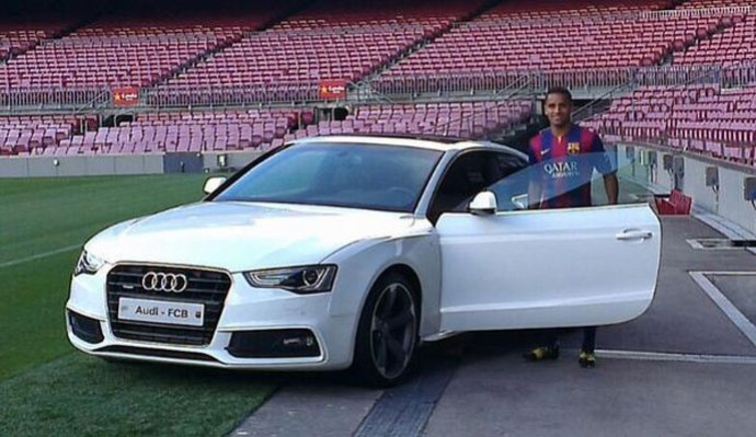 TWITTER - Douglas barcelona carro audi Camp Nou (Foto: Reprodução / Twitter)