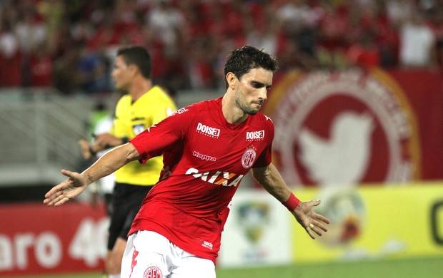 Rodrigo Pimpão comemora gol do América-RN contra o Atlético-PR (Foto: Nuno Guimarães / Agência estado)
