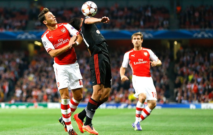 Ozil no jogo do Arsenal x Besiktas (Foto: AP)