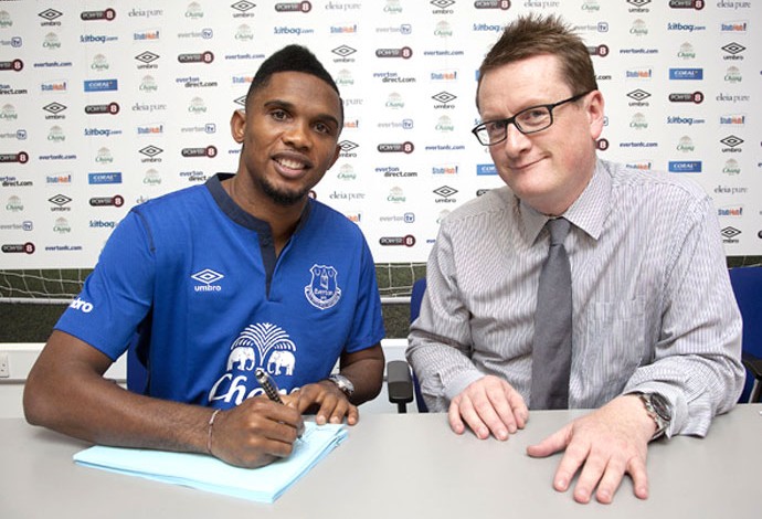 Eto'o assinando com o Everton (Foto: Reprodução / Site Oficial do Everton)