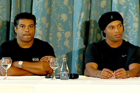 FRAME - assis Ronaldinho gaúcho coletiva (Foto: reprodução Rede Globo)