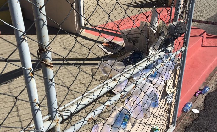 Copos e embalagens estão jogados no chão do estádio há três dias  (Foto: Ana Helena Goebel)