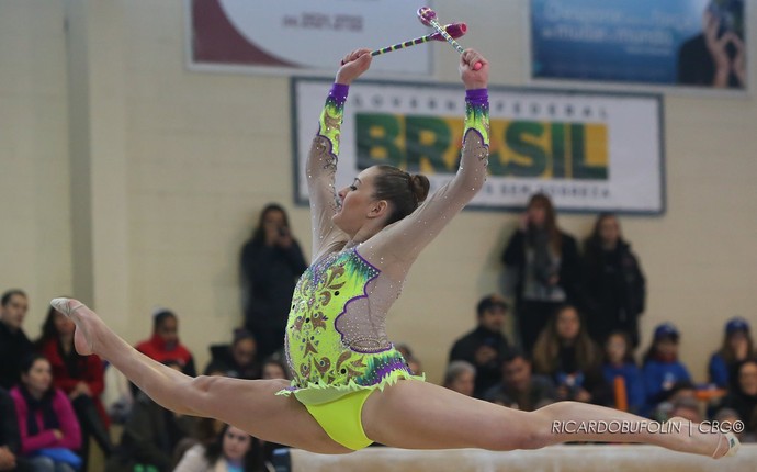 Mayra Siñeriz é o Brasil na ginástica rítmica em Nanquim (Foto: Ricardo Bufolin/CBG)