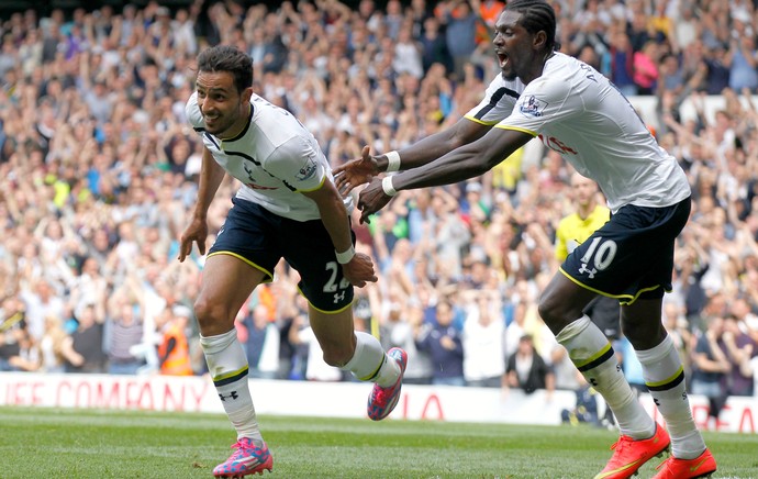 Nacer Chadli e Emmanuel Adebayor gol Tottenham (Foto: AP)