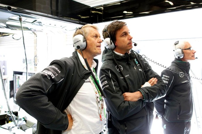 Toto Wolff, diretor executivo da Mercedes, à direita, durante GP da Bélgica (Foto: Divulgação)