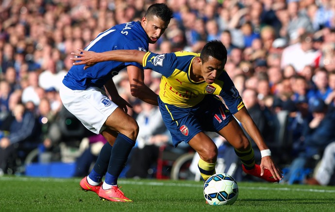 Everton x Arsenal - Alexis Sanchez e Sylvain Distin (Foto: Getty Images)