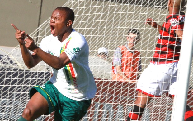 Edgar comemora gol do Sampaio Correa contra o Atlético-Go (Foto: André Costa / Agência estado)