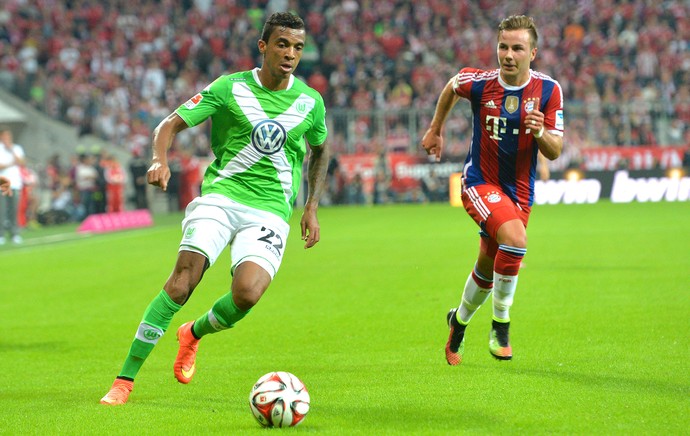 Luiz Gustavo e Gotze, Bayern de Munique X Wolfsburg (Foto: Agência AP)