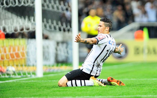 Luciano comemora gol do Corinthians contra o Goiás (Foto: Marcos Ribolli)