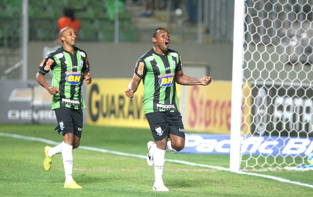 Obina comemora gol do América-mg contra o Luverdense (Foto: Denilton Dias / Agência estado)