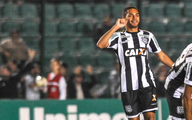 Clayton comemora gol do figueirense contra o Botafogo (Foto: Eduardo Valente / Agência estado)