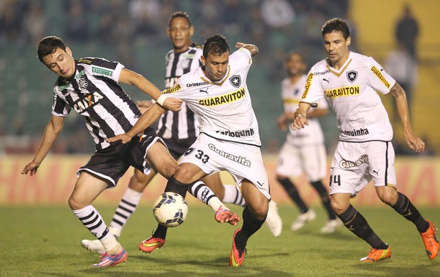 Pablo e Edilson, Figueirense X botafogo (Foto: Getty Images)