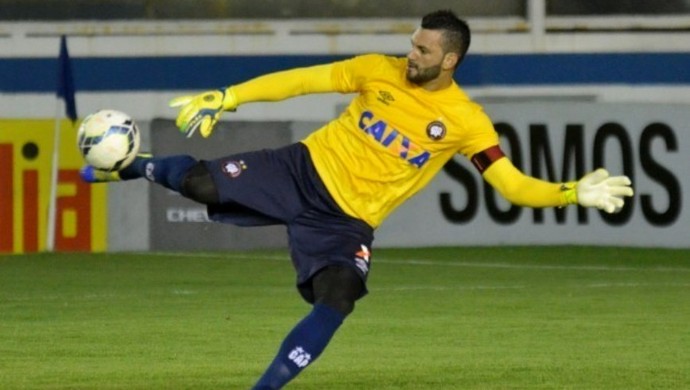 Goleiro Weverton, do Atlético-PR, contra o Santos (Foto: Site oficial do Atlético-PR/Gustavo Oliveira)