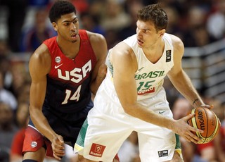 basquete tiago splitter Brasil e Anthony Davis EUA amistoso united Center (Foto: Agência EFE)