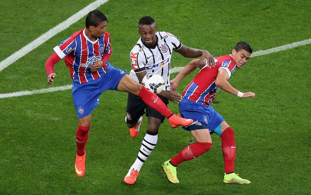 Cleber corinthians Kieza e Emanuel Bahia Brasileirão (Foto: Agência Getty Images)